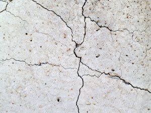 Dalle fissurée causée par la pyrite.