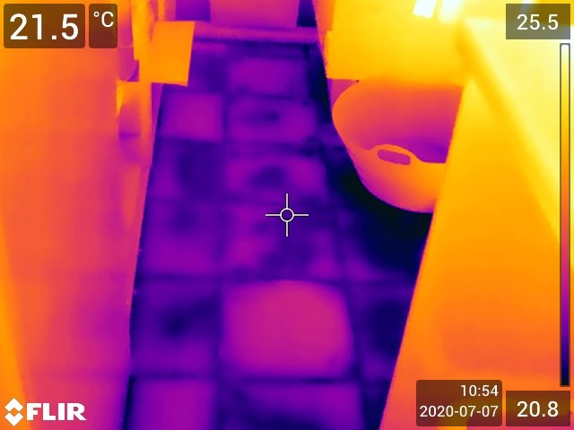 Fuite d’eau active dans une salle de bain (humidité dessous la céramique)